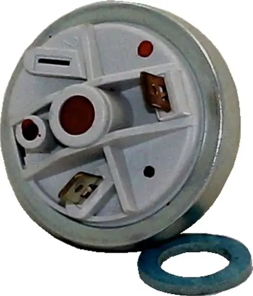 Druckwächter von Wolf, rund mit mehreren Anschlüssen und O-Ring. Der Mechanismus zur Überwachung des Heizwasserdrucks ist deutlich erkennbar.